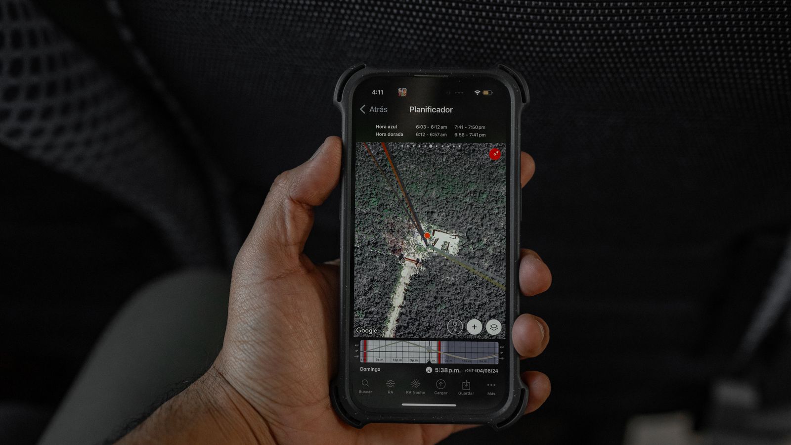Mão segurando celular com aplicativo de mapa e localização