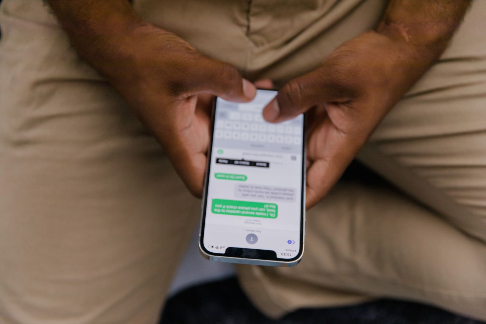 Mãos digitando mensagem em aplicativo de conversa no celular