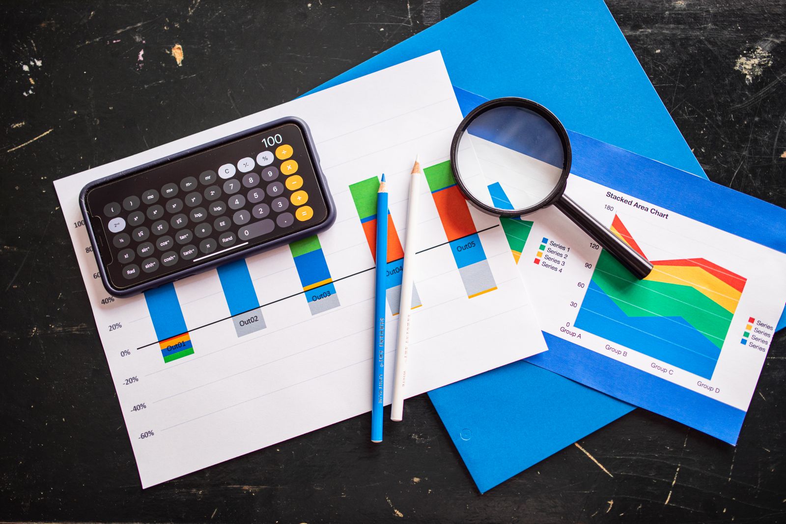 Gráficos financeiros e indicadores de desempenho em tela