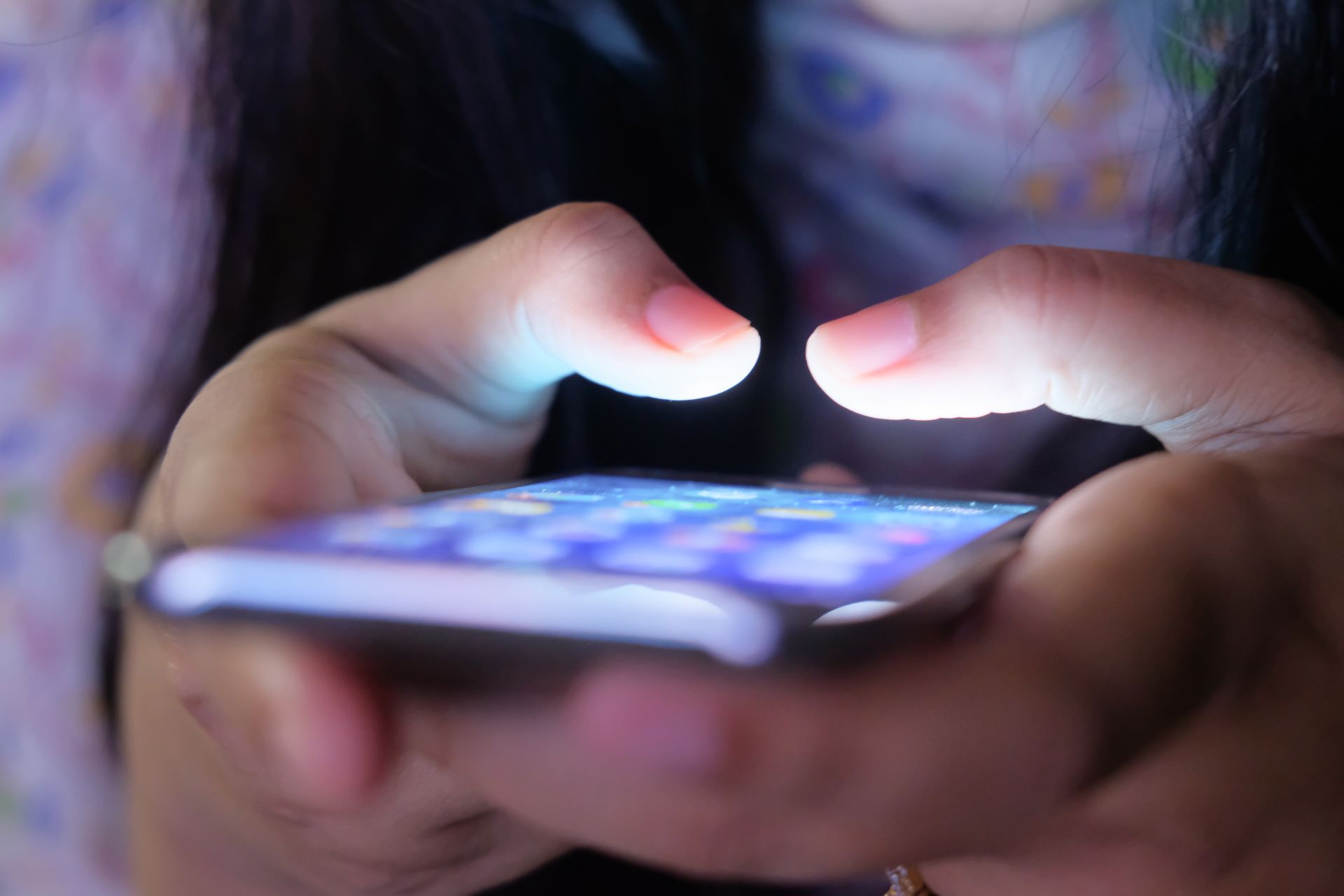 Dono de negócio analisando dados e presença digital